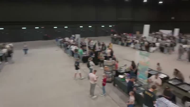 Visiteurs devant les stands Pocketflex